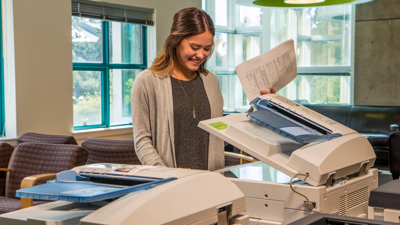 Người đứng đầu cơ sở hoạt động in ấn có cần bằng cấp về ngành in không ?